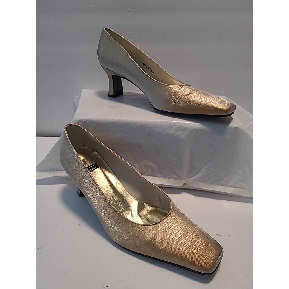 Vintage Stuart Weitzman Womens‎ Gold 2" Heels Size 7 6w68339